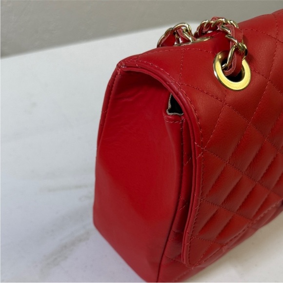Chiarra Ferretti Italian leather Chic Red Quilted Shoulder Bag with Chain Strap - Picture 6 of 7